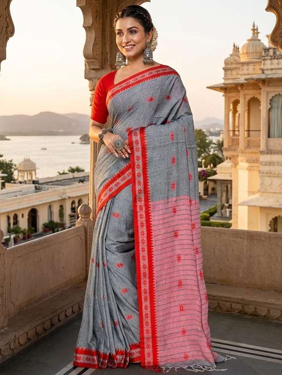 women self design handloom saree with blouse