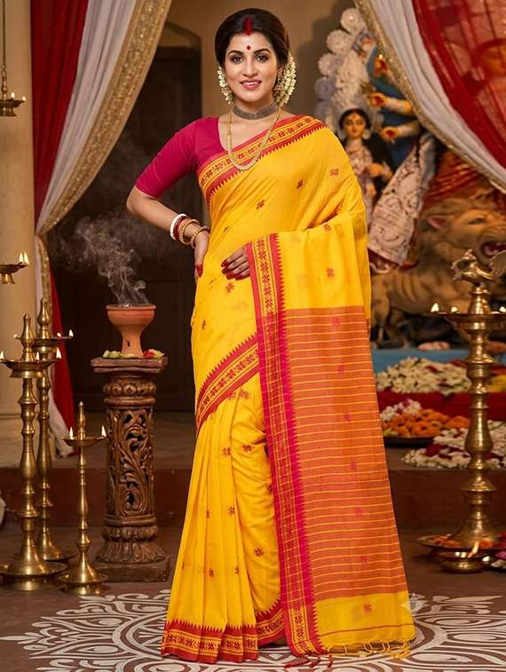 women self design handloom saree with blouse