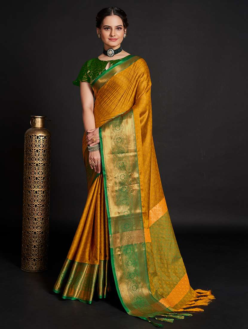 women self design bordered saree with blouse