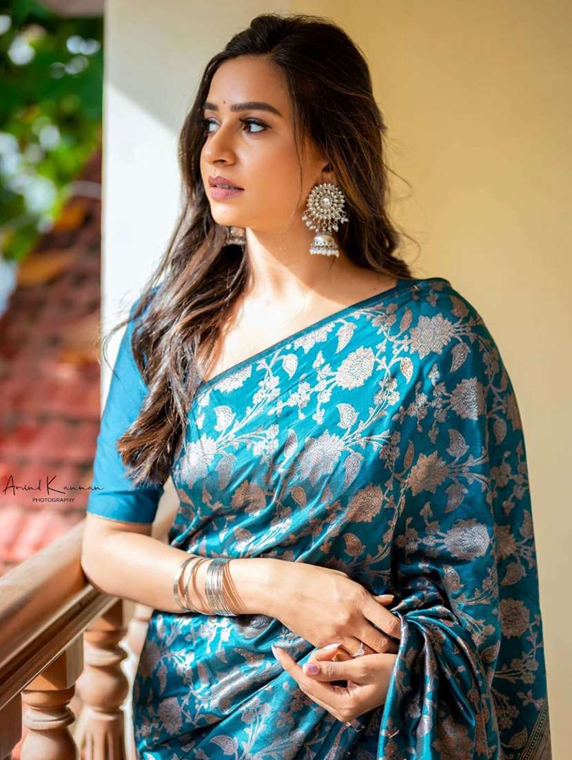 women self design banarasi saree with blouse - 22548554 -  Standard Image - 3