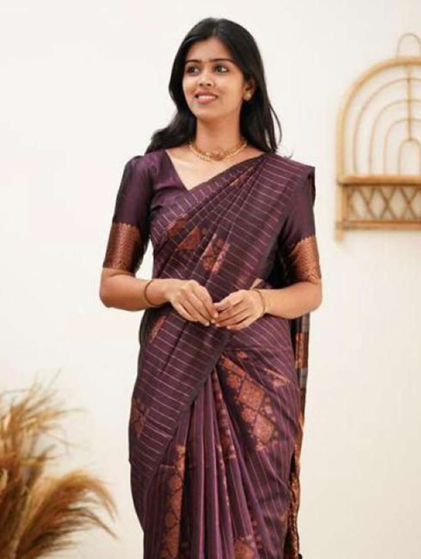 women self design banarasi saree with blouse