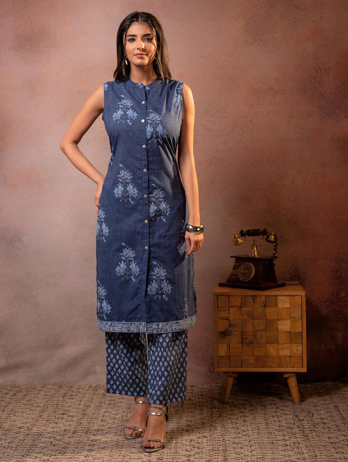 women printed sleeveless kurta pant set