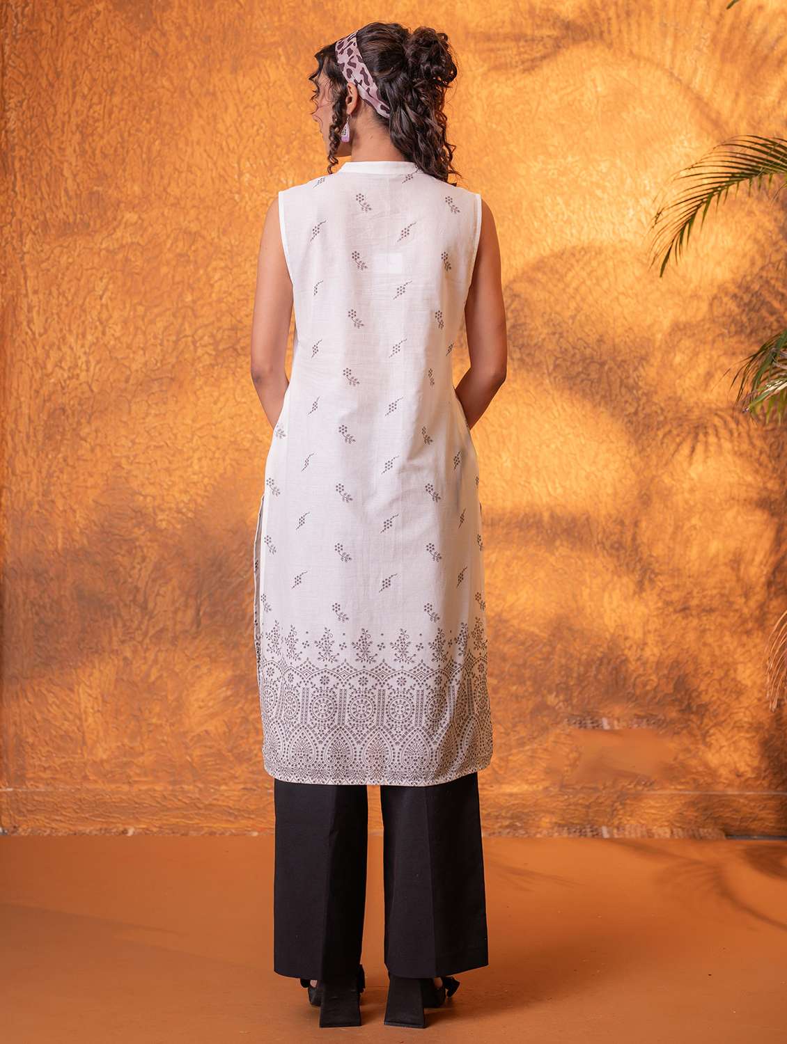 women embroidered sleeveless straight kurta - 22550268 -  Standard Image - 3