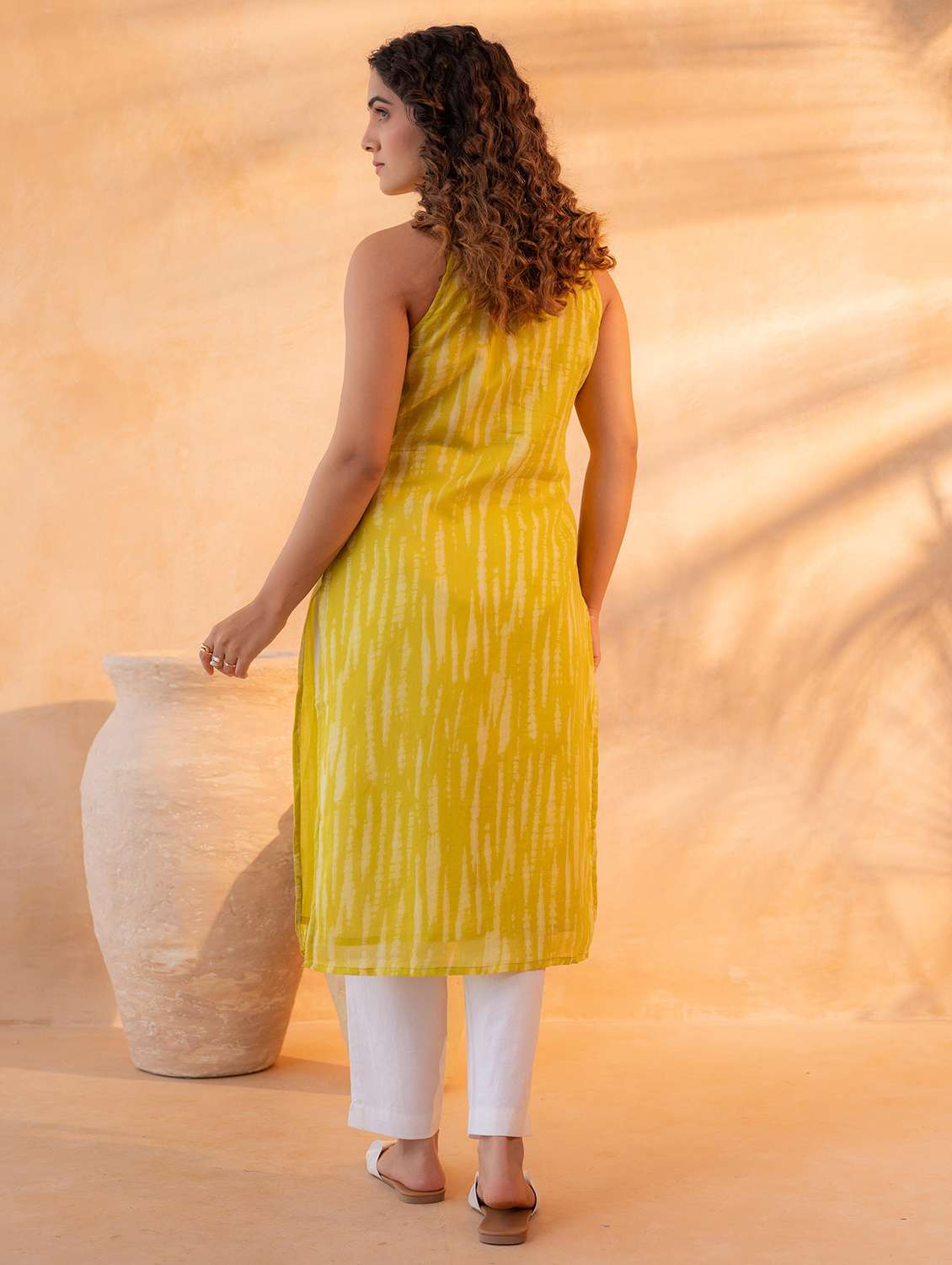 women printed sleeveless straight kurta - 22550275 -  Standard Image - 3