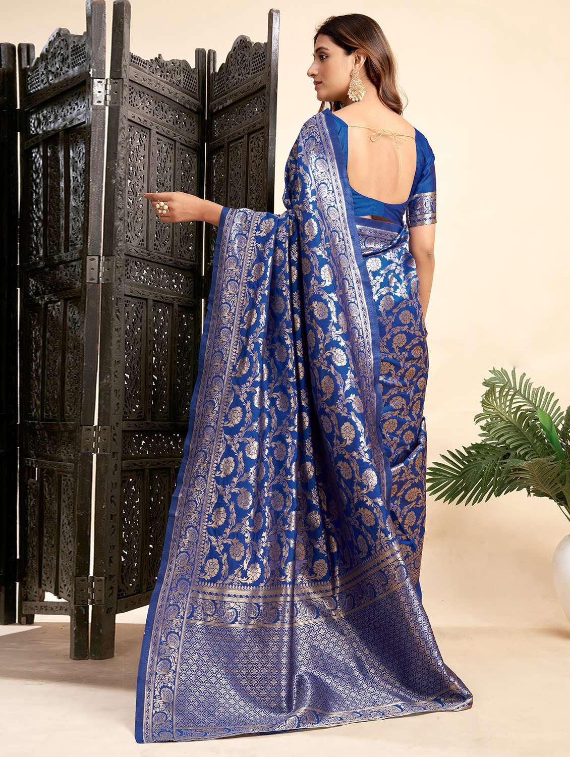 women self design banarasi sareewomen self design banarasi saree with blouse - 22554541 -  Standard Image - 3