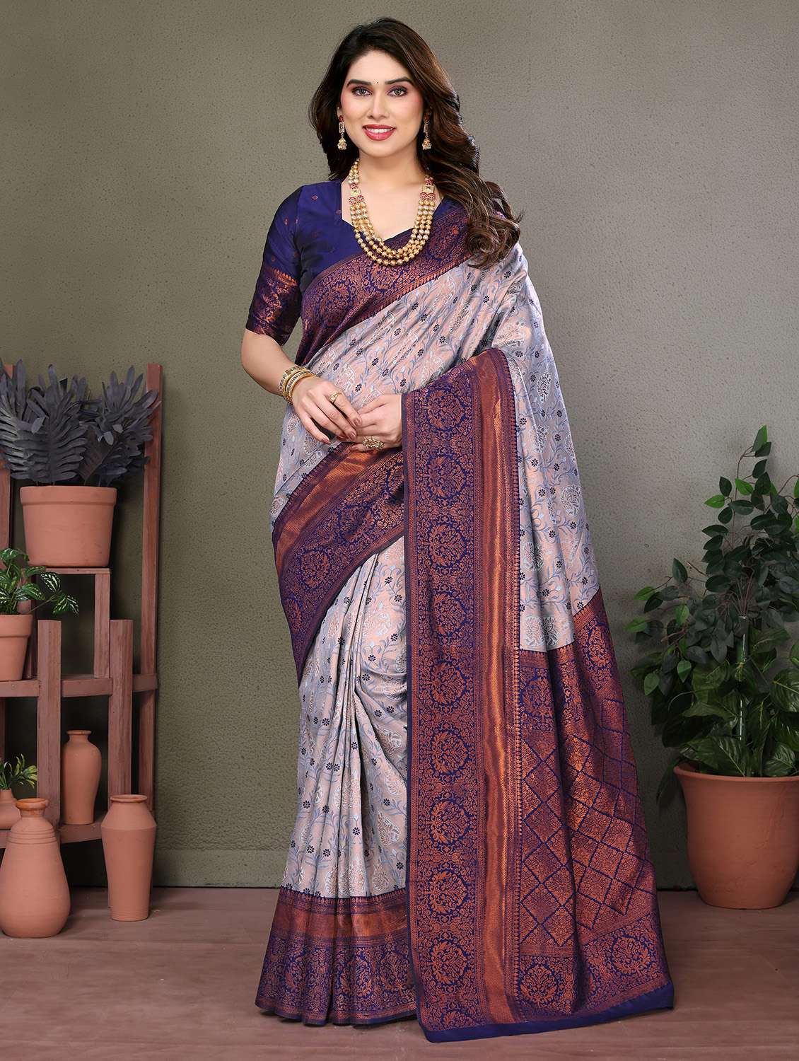 women self design banarasi saree with blouse