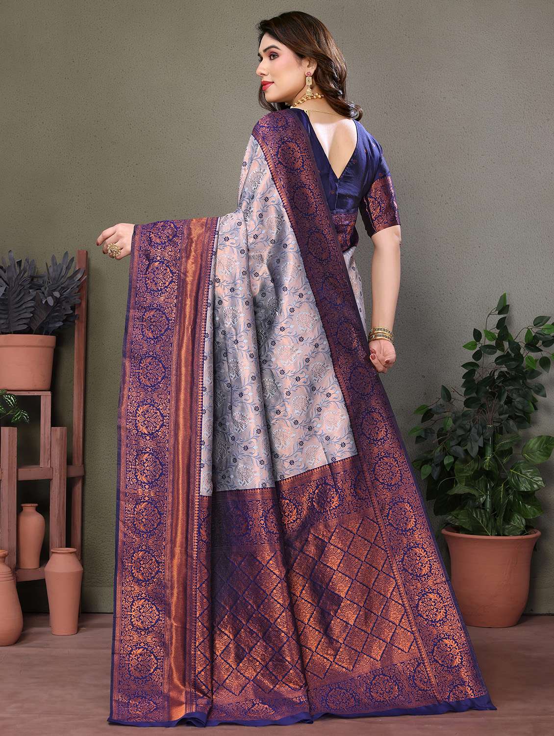 women self design banarasi saree with blouse - 22554603 -  Standard Image - 3