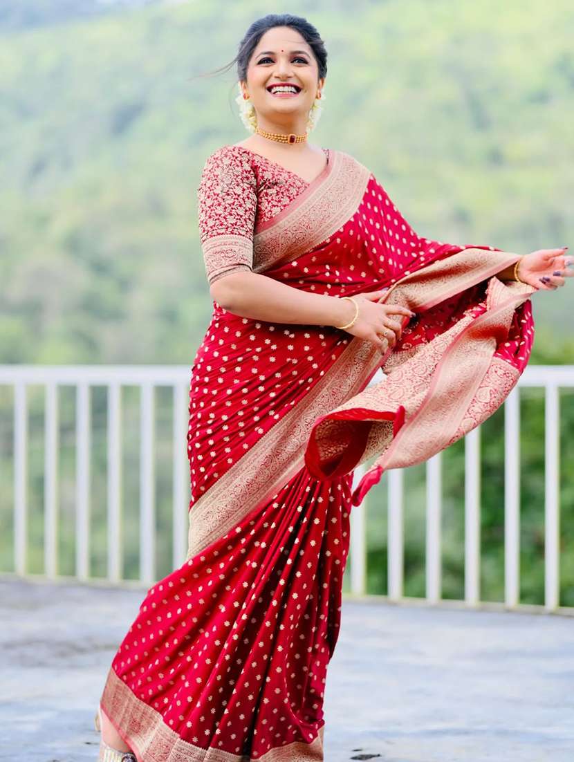 women self design banarasi saree with blouse