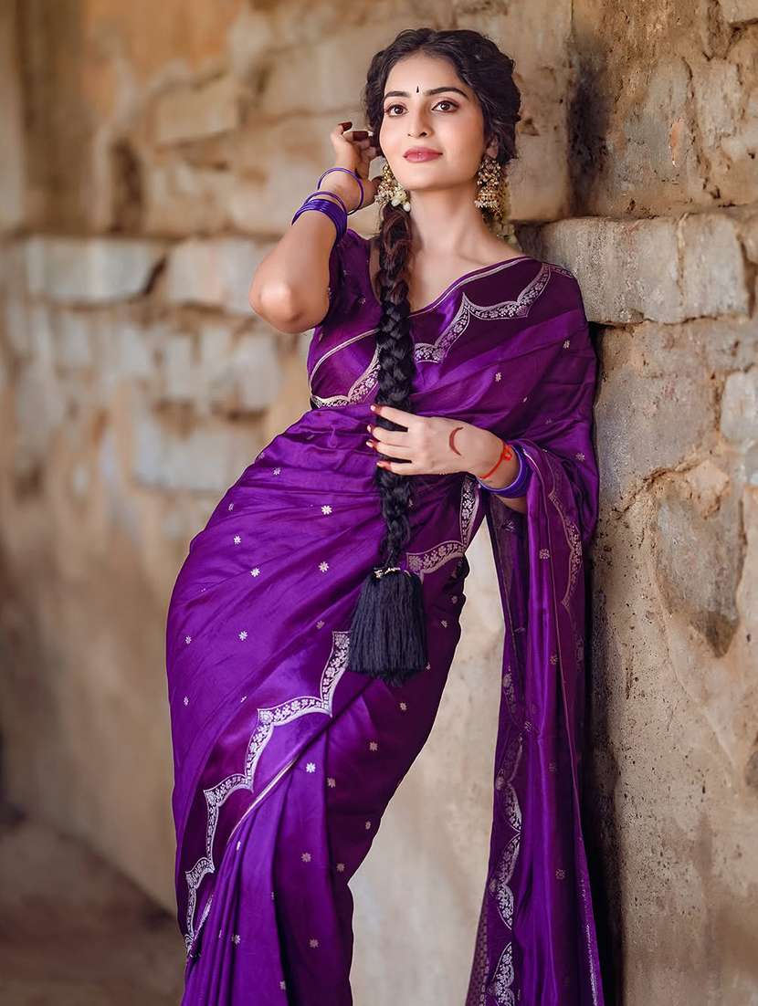 women self design banarasi saree with blouse