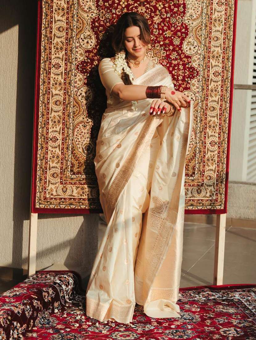 women self design banarasi saree with blouse