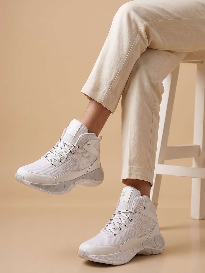 men white lace up sneaker