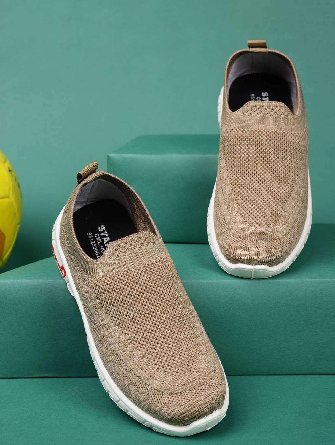 boys textured slip on sports shoes