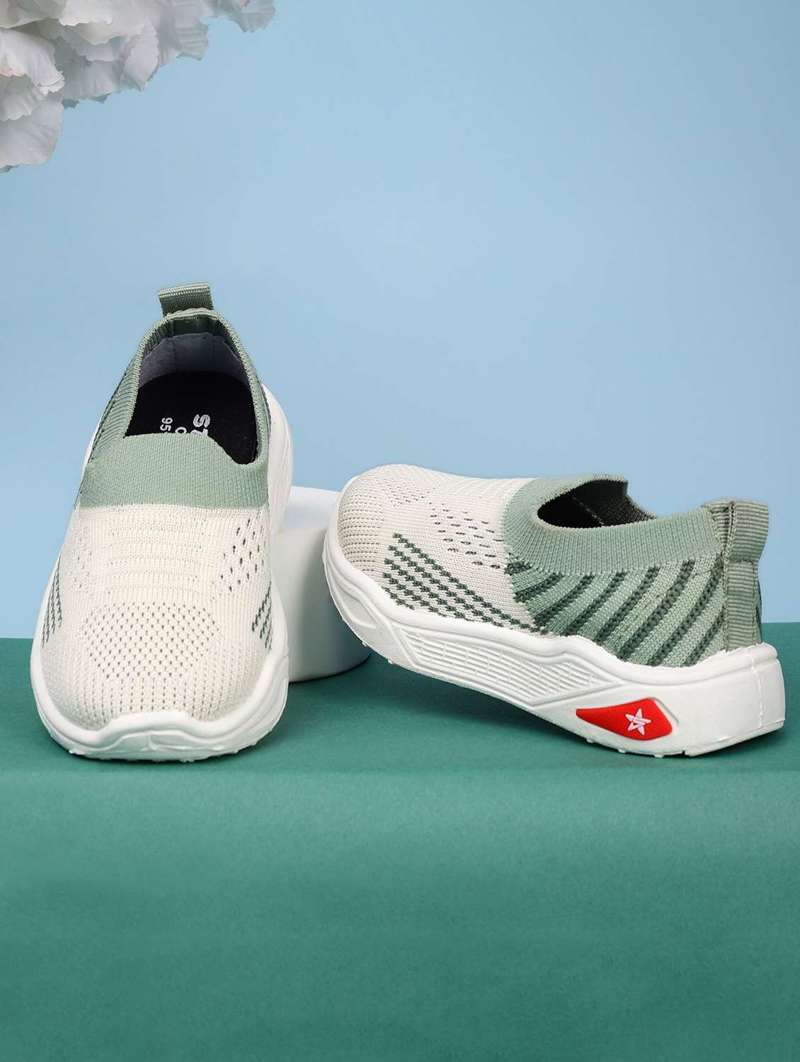 boys colourblocked slip on sports shoes