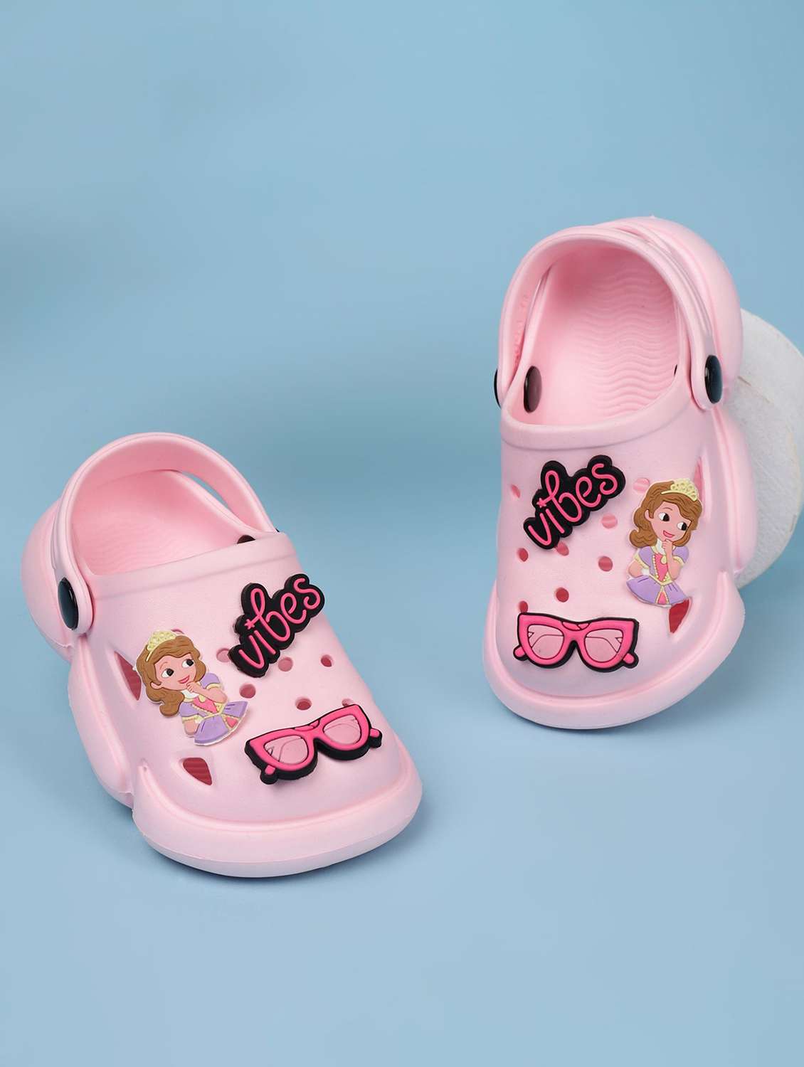 girls applique detailed back strap clogs