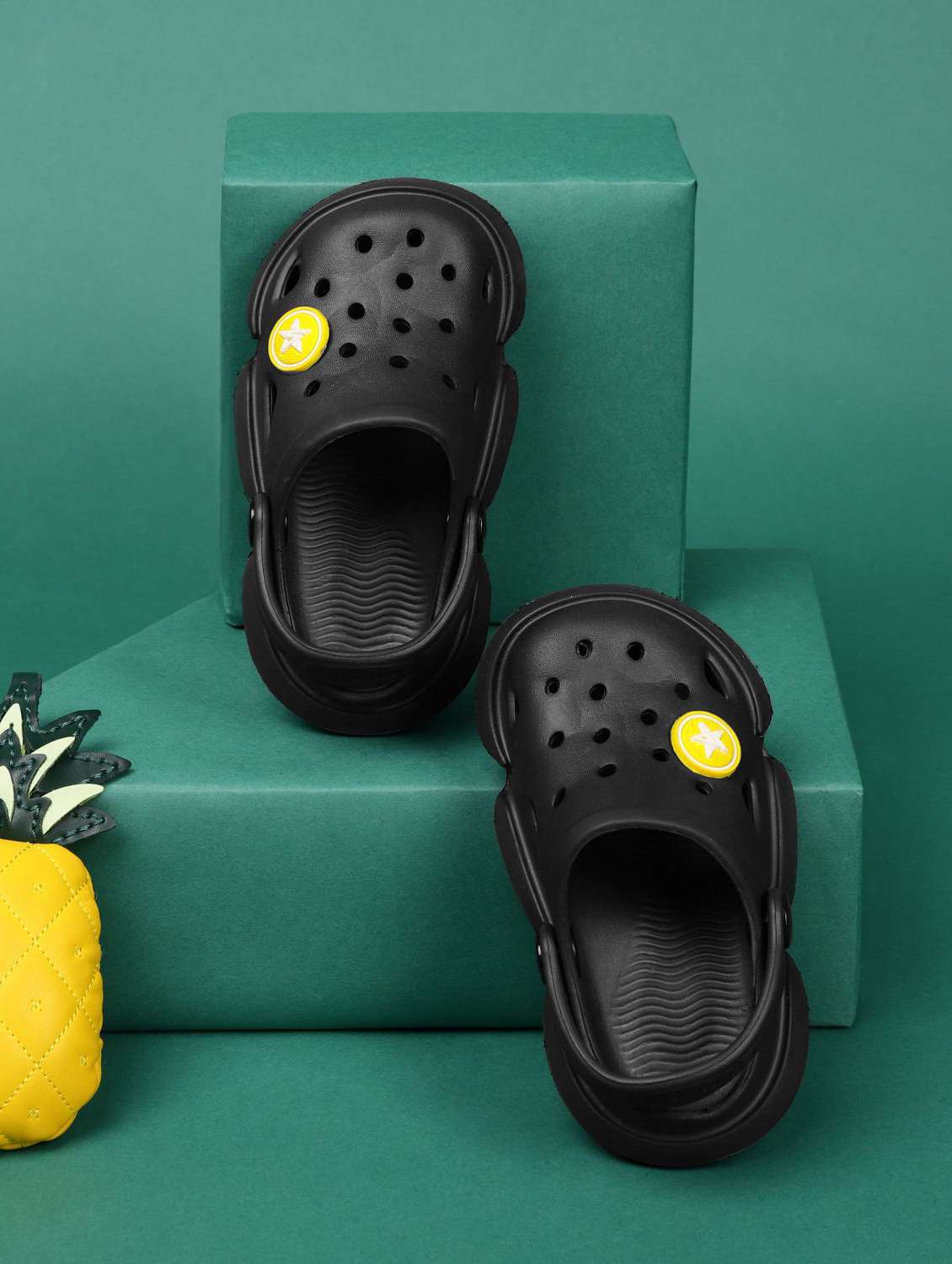 kids applique detailed back strap clogs
