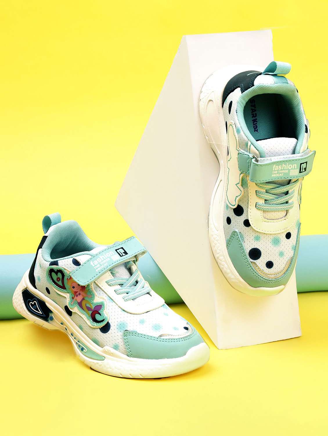 girls printed slip on sports shoes