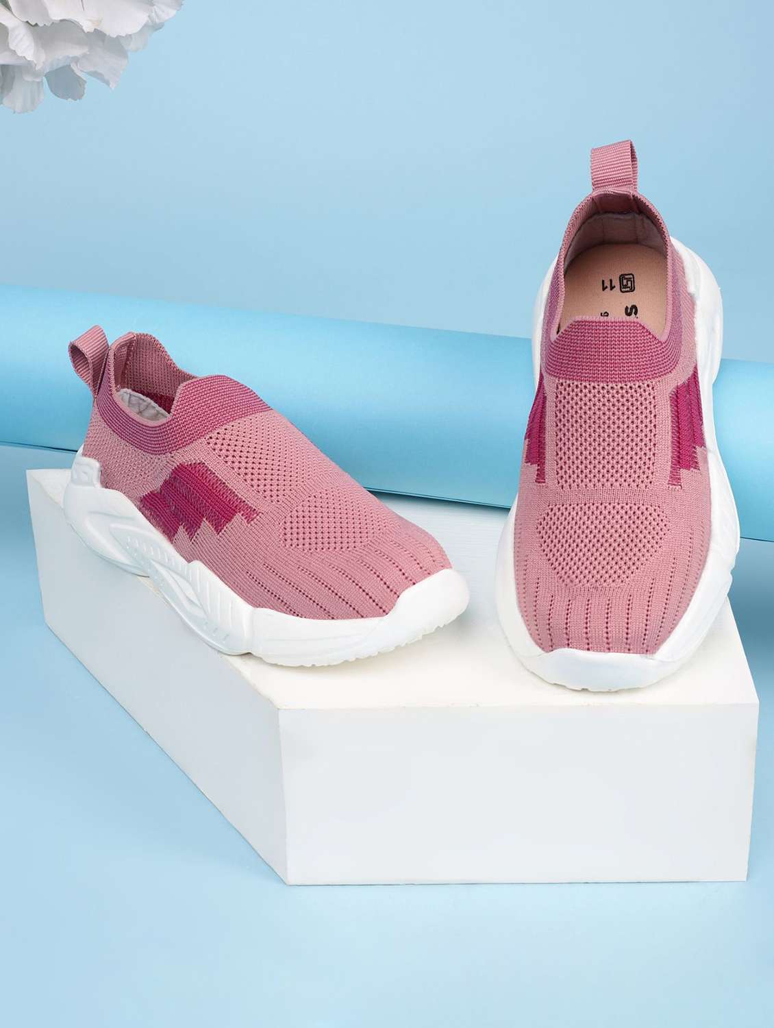 girls solid slip on sports shoes
