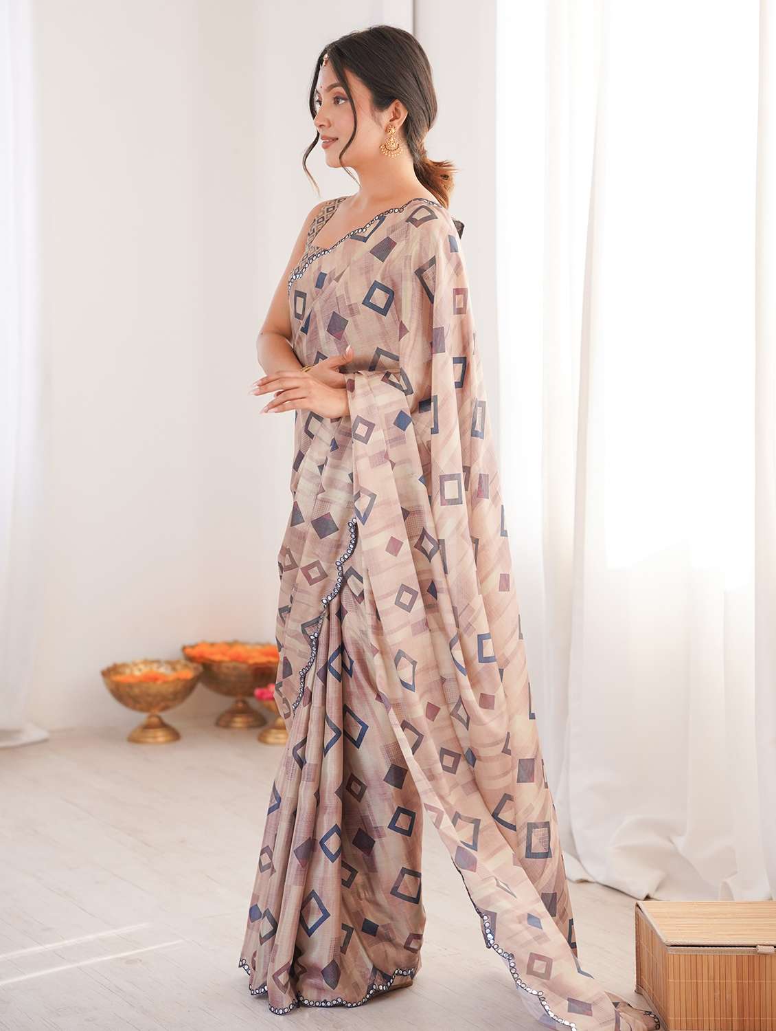women printed casual wear saree with blouse - 22558234 -  Standard Image - 3