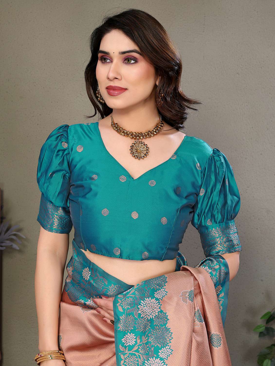 women self design banarasi saree with blouse - 22562792 -  Standard Image - 5