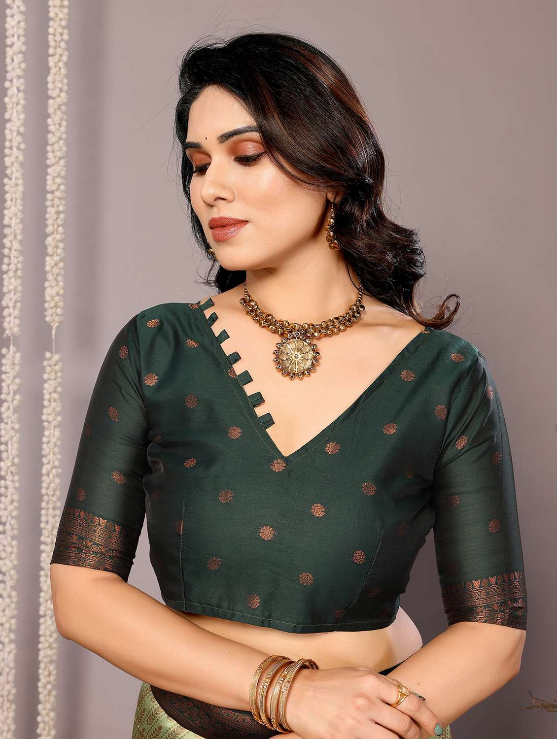 Women Self Design Banarasi Saree With Blouse - 22562795 -  Standard Image - 5