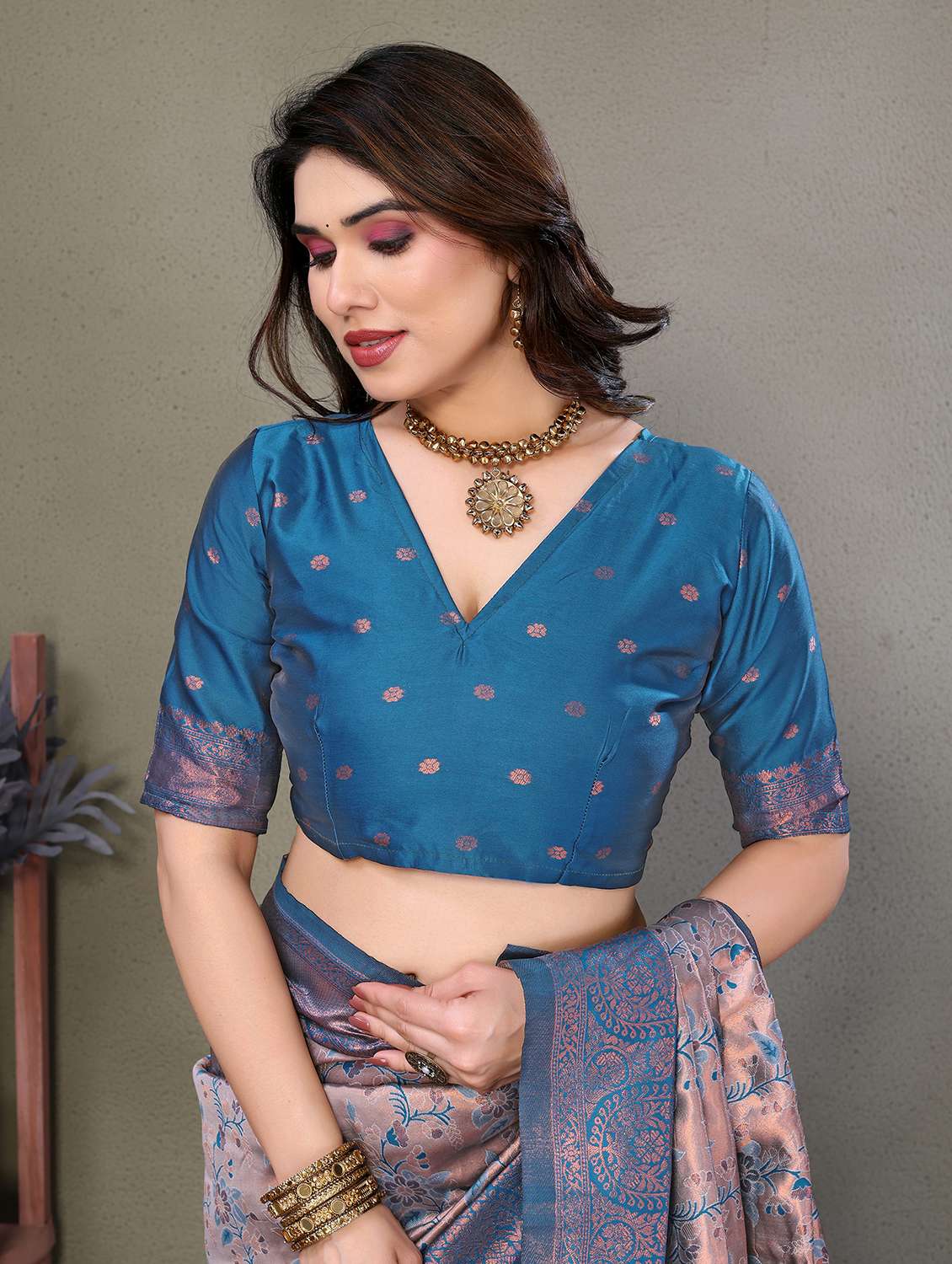 Women Self Design Banarasi Saree With Blouse - 22562798 -  Standard Image - 5