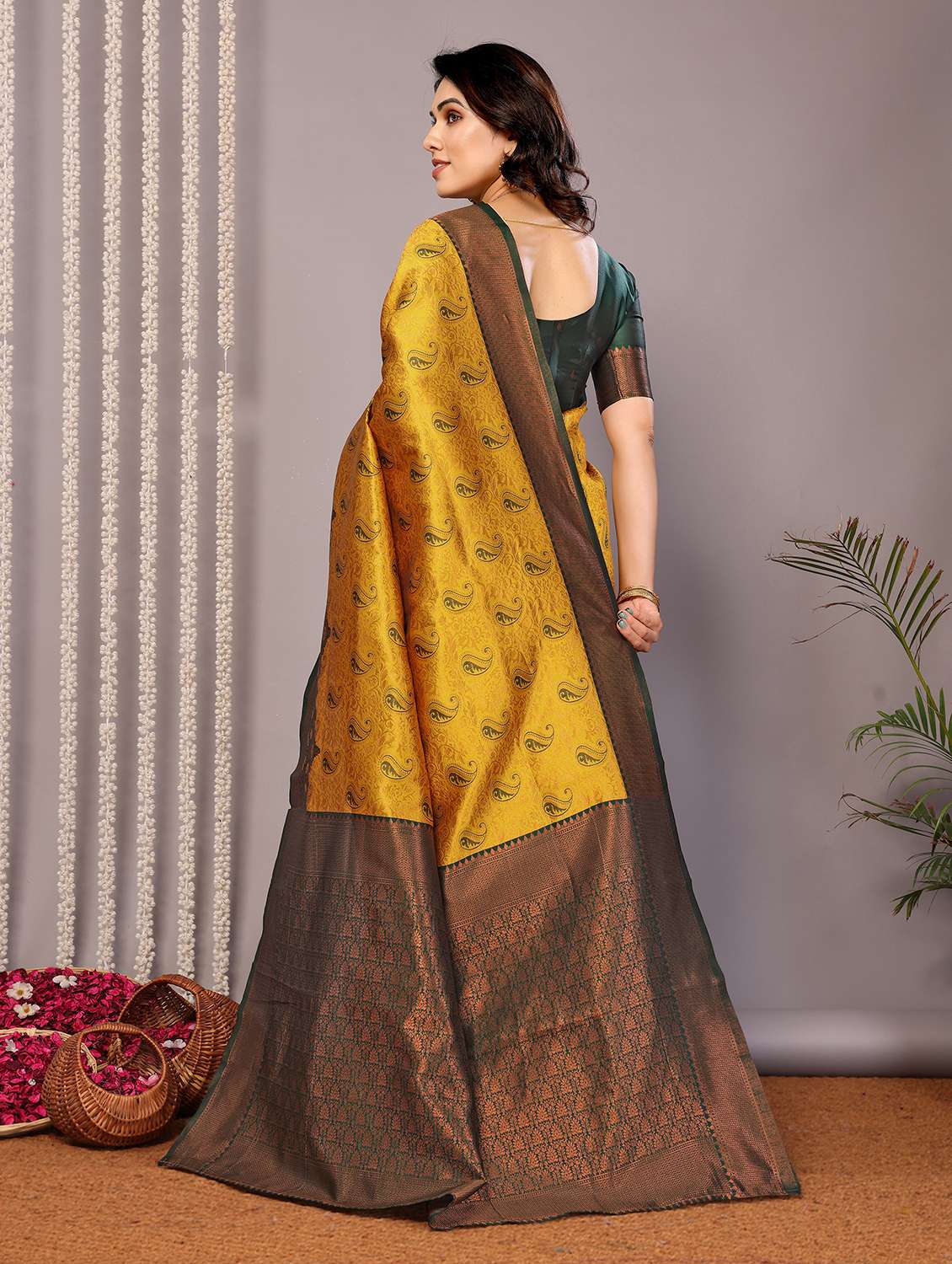 women self design banarasi saree with blouse - 22562812 -  Standard Image - 3