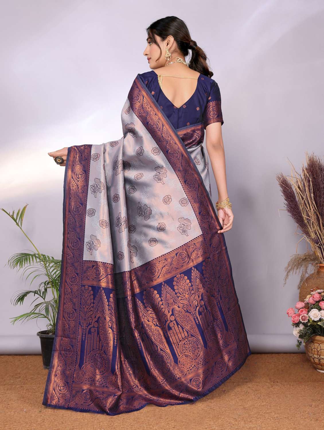 women self design banarasi saree with blouse - 22562829 -  Standard Image - 3