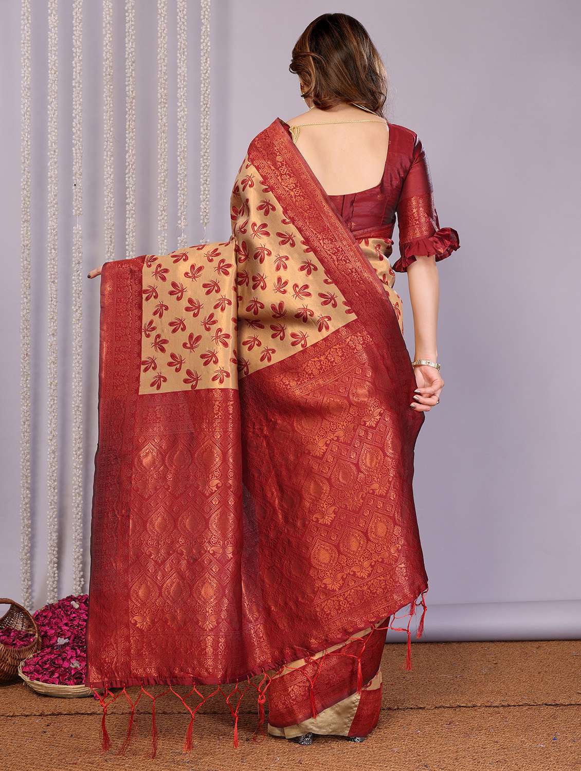 women self design banarasi saree with blouse - 22562897 -  Standard Image - 3