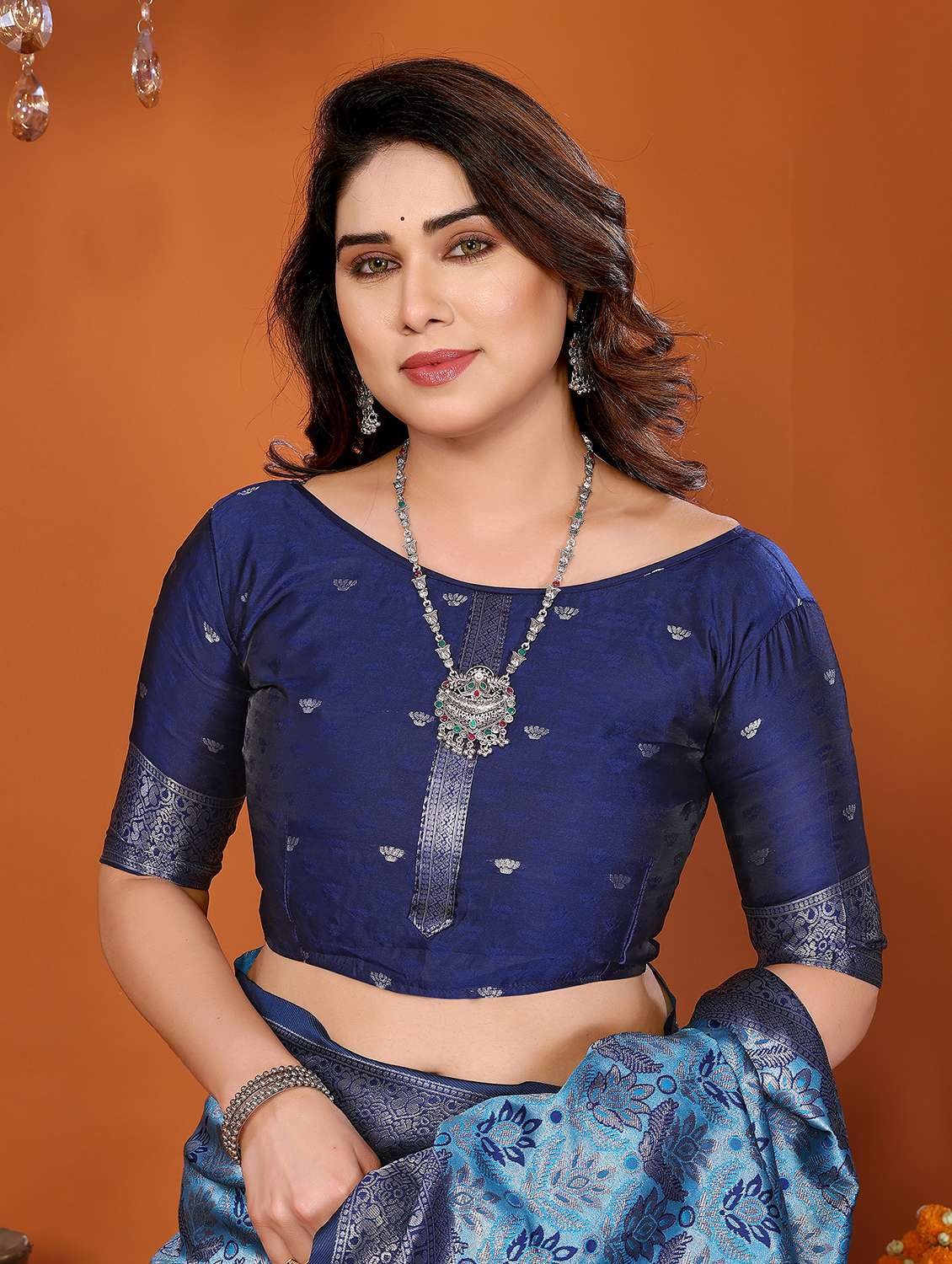 women self design banarasi saree with blouse - 22562929 -  Standard Image - 3