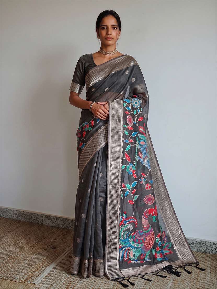 women self design bordered saree with blouse