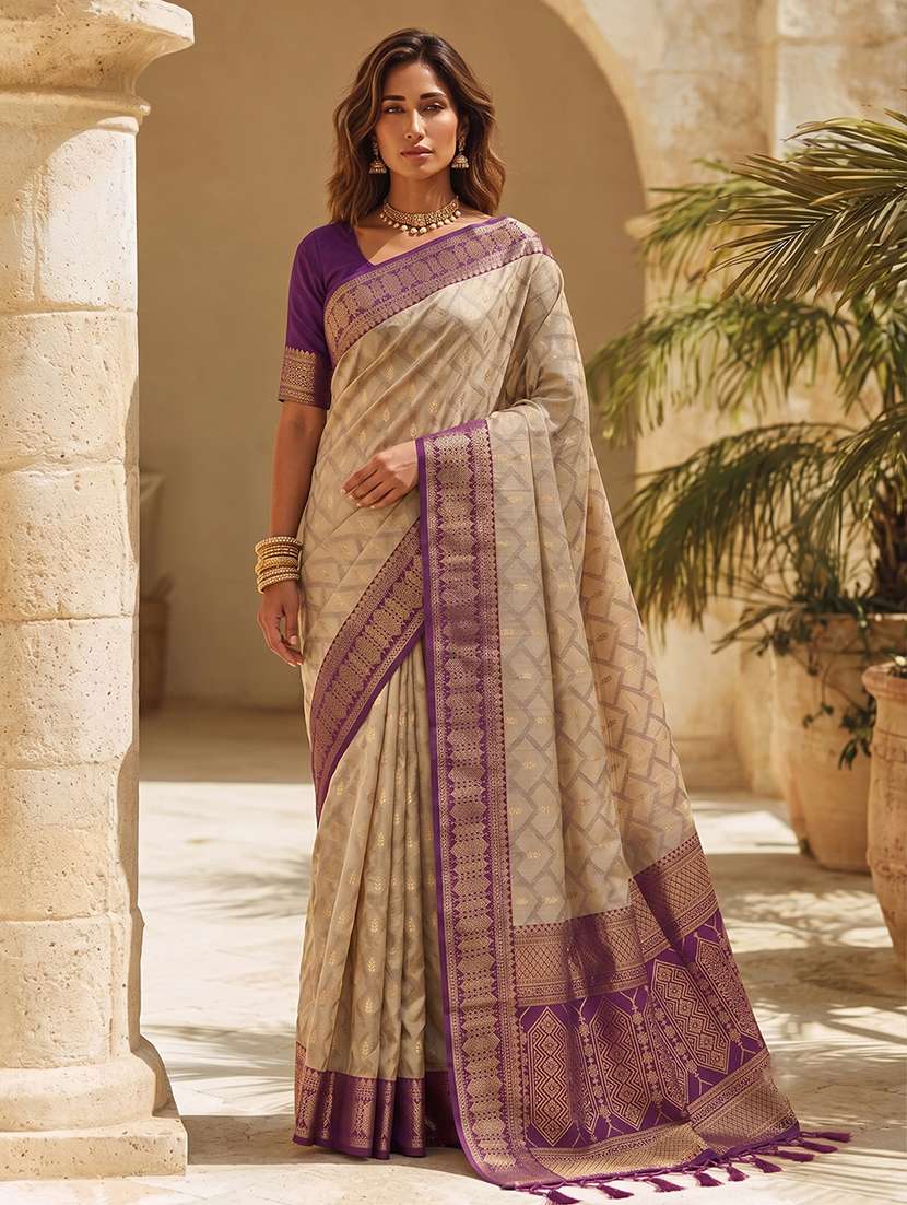 women self design bordered saree with blouse