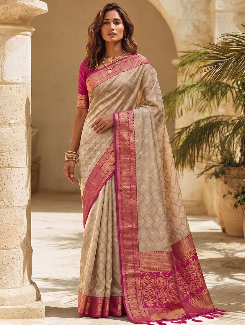 women self design bordered saree with blouse
