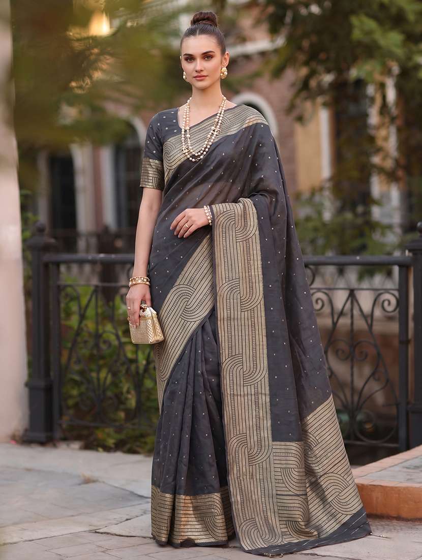 women self design bordered saree with blouse