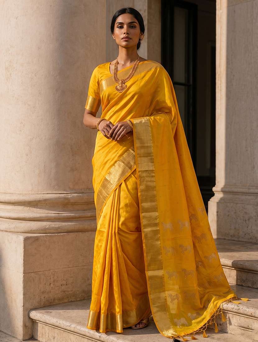 women self design bordered saree with blouse