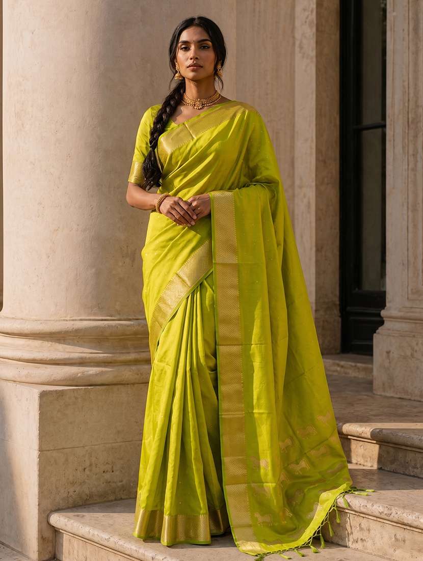 women self design bordered saree with blouse