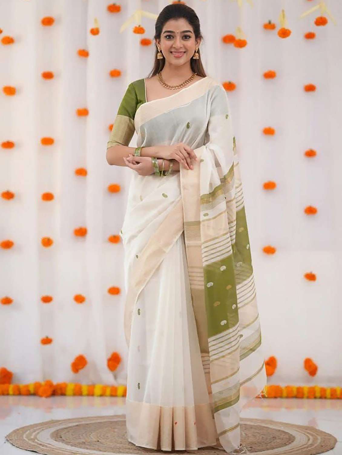 women self design handloom saree with blouse
