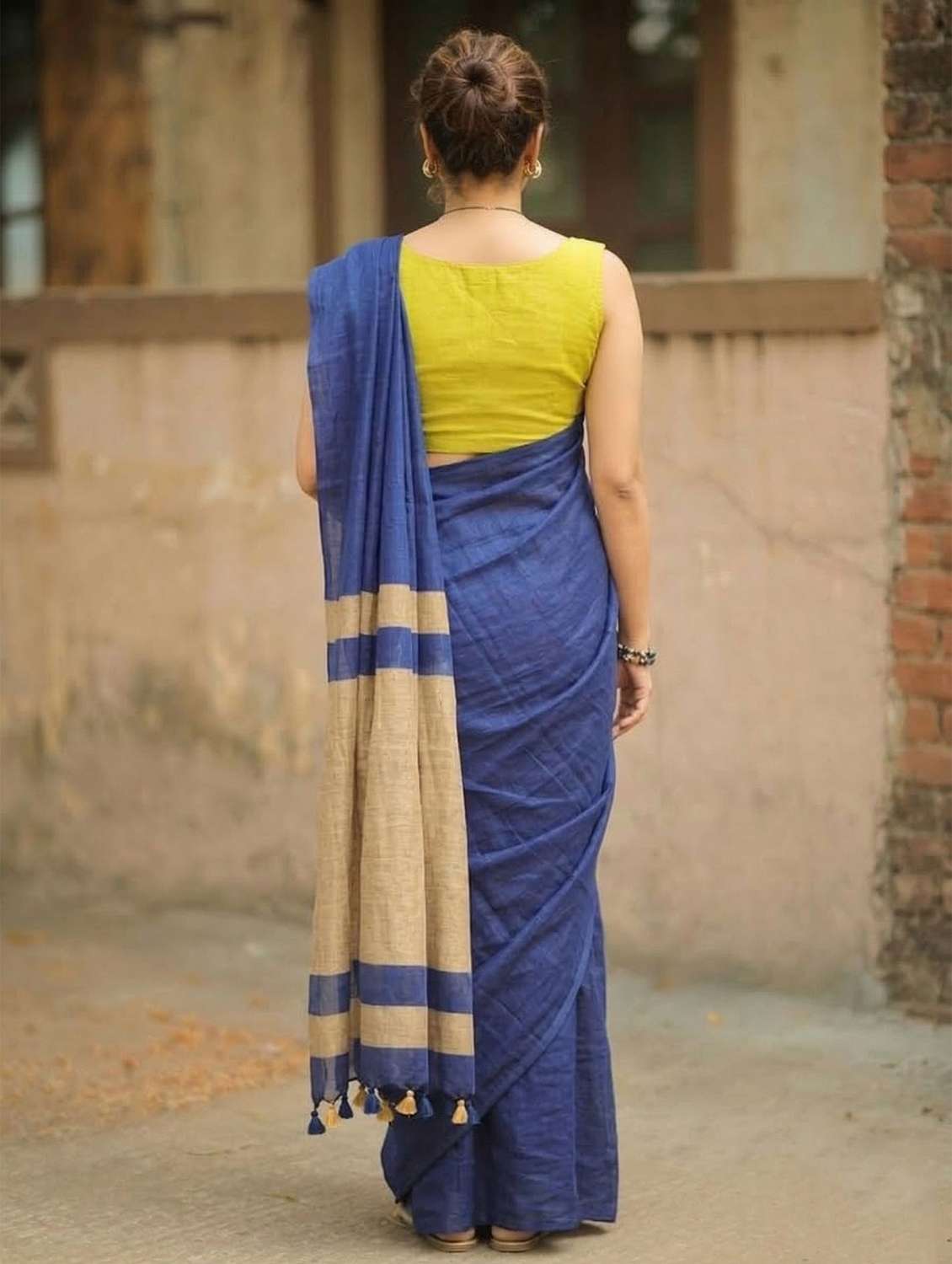 women solid handloom saree with blouse - 22565712 -  Standard Image - 3