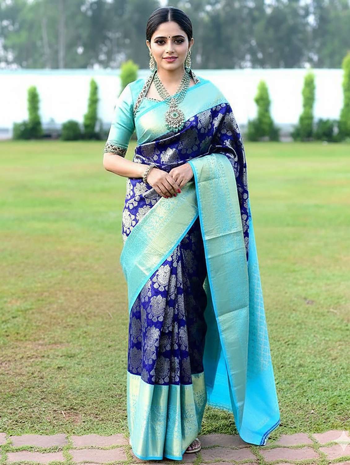 women self design banarasi saree