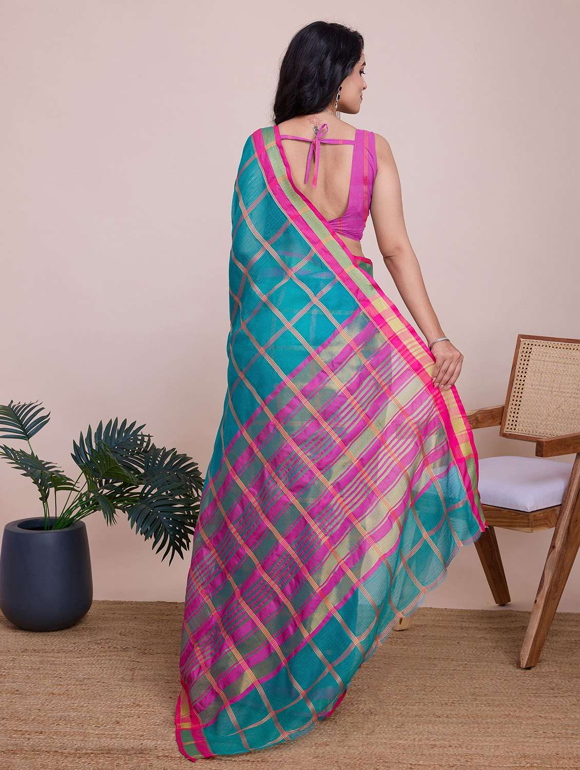 women checkered bordered saree with blouse - 22565840 -  Standard Image - 3