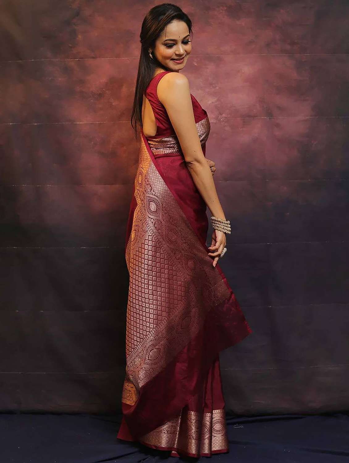 women solid with bordered saree with blouse - 22565897 -  Standard Image - 3