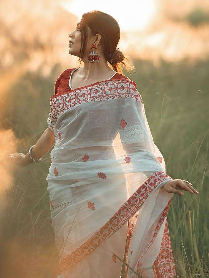 women self design handloom saree with blouse - 22566143 -  Standard Image - 3