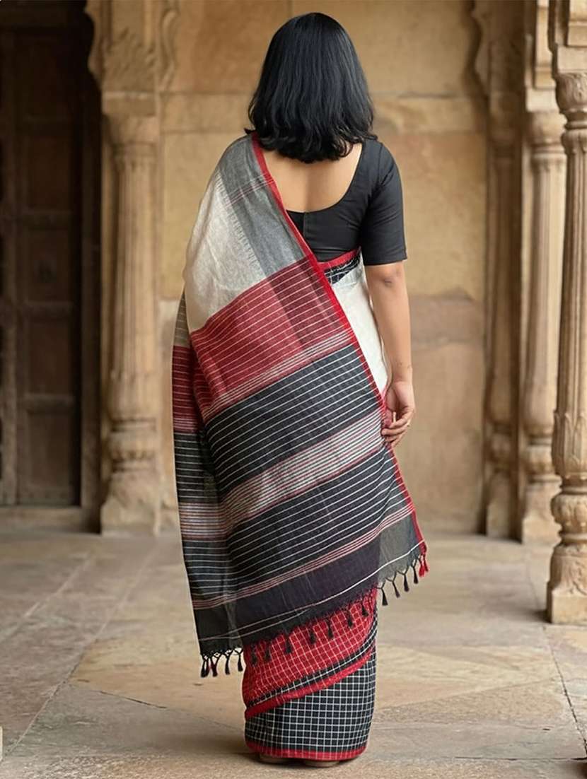 women checkered handloom saree with blouse - 22566160 -  Standard Image - 3