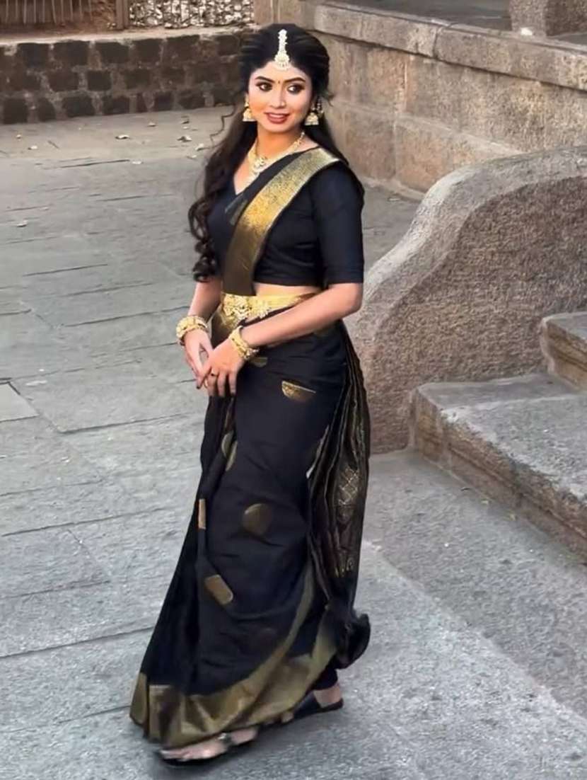 women self design banarasi saree