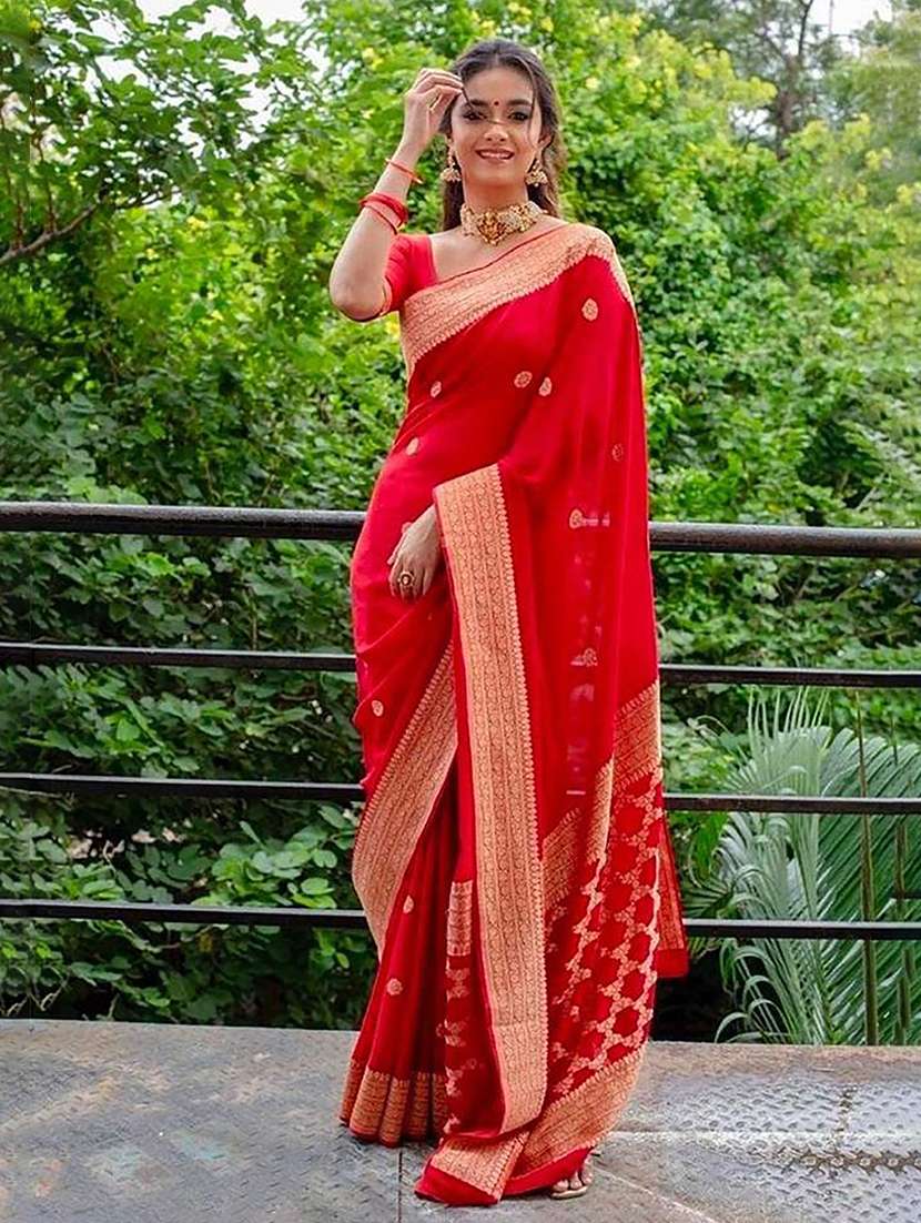 women self design bordered saree with blouse