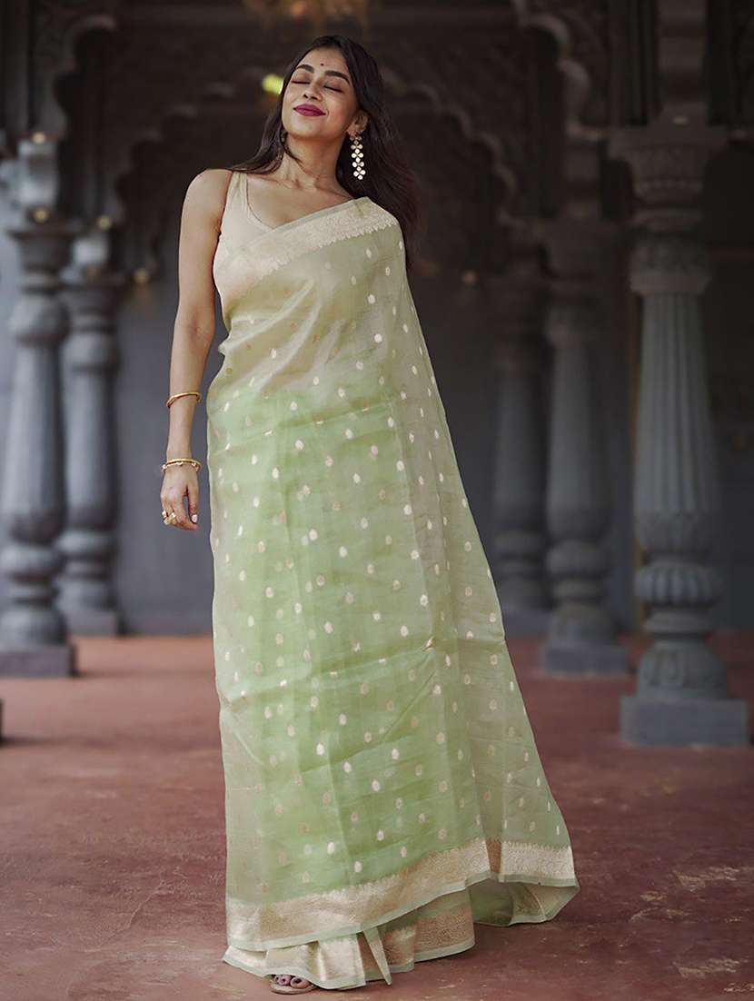 women self design bordered saree with blouse