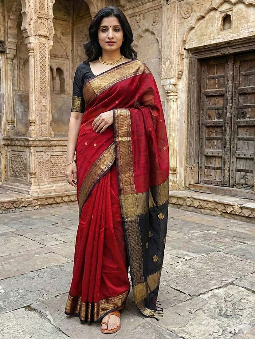 women self design bordered saree with blouse