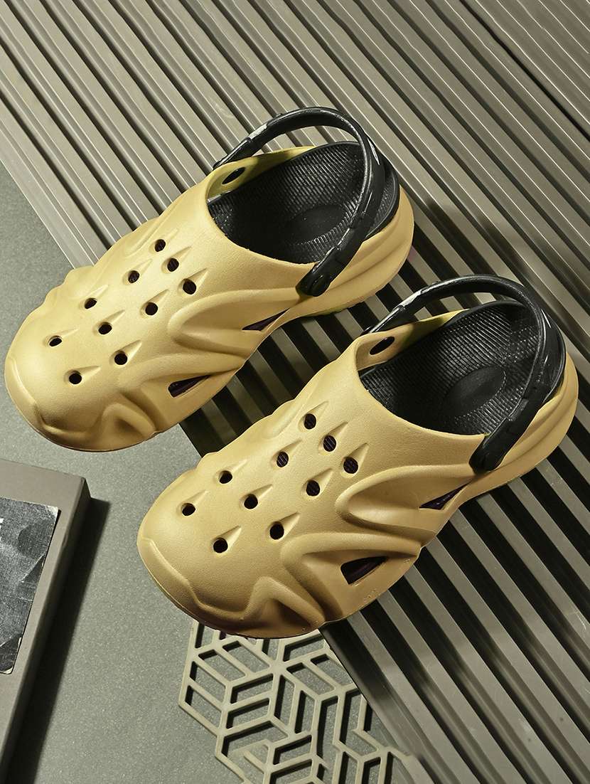 women textured back strap clogs