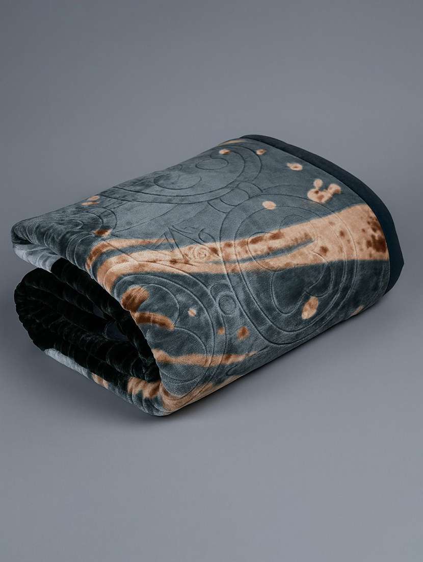 multi coloured printed winter blanket - 22568014 -  Standard Image - 3
