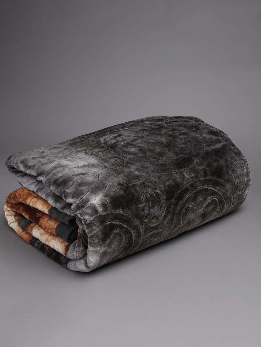 multi coloured printed winter blanket - 22568015 -  Standard Image - 3