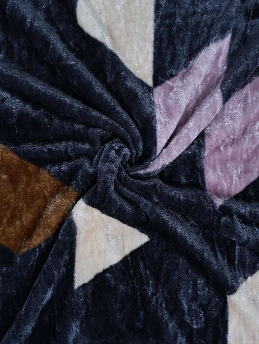 grey printed polyester winter blanket - 22568017 -  Standard Image - 3